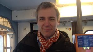 Riksdagsledamot Anders Adlercreutz tog ett av de sista Y-tågen till Helsingfors. Anders Adlercreutz är besviken på att det nuvarande Y-tåget dras in.