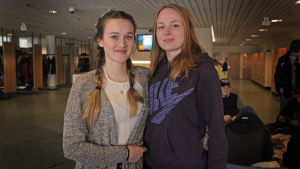 Maria Galan läser kort matematik och vill bli psykolog. Julia Lerche kör på lång matte med siktet på läkaryrket. Maria Galan och Julia Lerche går på tvåan i gymnasiet Lärkan.