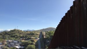 I Nogales finns redan ett staket vid gränsen mot Mexiko. På andra sidan syns systerstaden, mexikanska Nogales, med över 200 000 invånare. Ett staket löper på gränsen mellan Mexiko och USA i Nogales i Arizona.