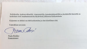 Inrikesminister Paula Risikko har skickat ut svar på medborgares åsikter om asylpolitiken. Det här brevet är skickat till Yle Västnylands nyhetschef Pia Santonen. Slutet av inrikesminister Paula Risikkos brev till dem som är missnöjda med asylpolitiken. Skrivet på maskin och undertecknat för hand.