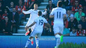 Eden Hazard (ansiktet mot kameran) gjorde det matchavgörande målet. Chelseaspelare firar Eden Hazards mål.