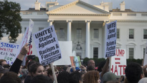 Händelserna i Charlottesville och president Trumps vaga uttalande utlöste demonstrationer över hela USA, bland annat utanför Vita huset i Washington Händelserna i Charlottesville och president Trumps vaga uttalande därefter utlöste demonstrationer över hela USA, bland annat utanför Vita huset i Washington