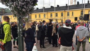 Minnesstunden på Narinken gick lugnt till. Människor på minnesstunden på Narinken. Minnesstunden ordnades för att hedra minnet av offren i knivattacken i Åbo.
