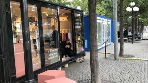 Små pop-up affärer säljer finsk design i Kungsträdgården. Små paviljonger för designaffärer i Kungsträdgården.