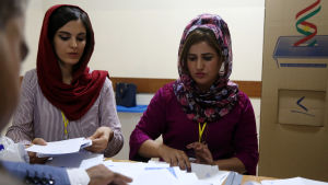 Rösträkningen har börjat i Irakiska Kurdistans huvudstad Erbil. Två kvinnor räknar röster efter Irakiska Kurdistans folkomröstning om självständighet