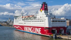 Viking Lines fartyg Mariella ligger vid kajen i hamnen i Helsingfors.