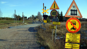 En myriad av trafikmärken vid plankorsningen över Gislomvägen. Ändå fungerar inte varningsljusen. Trafikmärkena är många vid plankorsningen vid Gislomvägen.