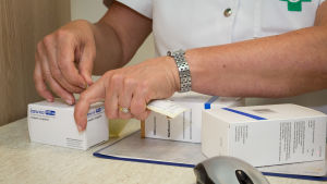 I de flesta fall går det att få en ersättande medicin. (Arkivbild) Apteekkari käsittelee lääkkeitä apteekissa