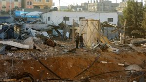 Palestinska män inspekterar skadorna efter en av de israeliska flygattackerna på lördagen i Beit Lahia på norra Gazaremsan. Palestinska män inspekterar skadorna efter en av de israeliska flygattackerna på lördagen i Beit Lahia på norra Gazaremsan.