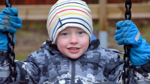 Casper, 5 år, är Carita Karlssons dagisbarn. Barn gungar på Ebbo daghem