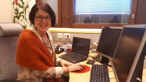 Elisabet Backlund-Kärjenmäki är rektor för Vasa Övningsskolas grundskola. Hon säger att det blivit vanligare att elever åker på längre resor under skoltid. elisabet backlund-kärjenmäki
