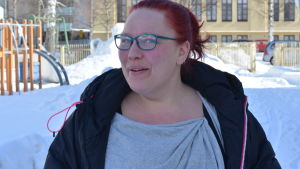 Kati Källman gick in för tygblöjorna när hennes barn var små. Kati Källman står utomhus med en lekpark i bakgrunden.