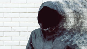 Terroristernas mål är sprida rädsla och oro och våldet är därför deras verktyg. Självmordsbombare är ett förödande effektivt tillvägagångssätt för terroristerna att sprida död och skräck. En jacka med huva - som saknar människoansikte - upplöses.