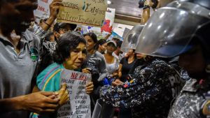 Patienter demonstrerar mot hälsovårdskrisen i landet. Patienterar demonstrerar mot hälsovårdskrisen i Venezuela.