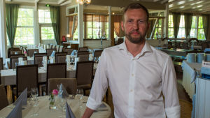 Läget är mycket beklagligt säger krögare Robert Ekman. Jag skulle gärna ge besked till våra sommarjobbare men jag vet inte själv hur det blir ännu. man framför färdigdukad restaurang