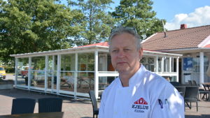 Lite för mycket av det goda, tycker Kjell Gustafsson då har får frågan om vad han tycker om vädret. Kjell Gustafsson sitter utanför gästhamnsbyggnaden i Pargas.