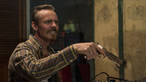 Jasper Pääkkönen spelar en fanatisk KKK-medlem i BlacKkKlansman. Felix (Jasper Pääkkönen) ser arg ut och viftar med en pistol.