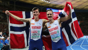 Dubbelseger för Ingebrigtsens bröder. Jakob och Henrik Ingebrigtsen firar EM-medaljer.