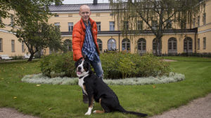 Skådespelaren och författaren Marcus Groth. Henkilökuvassa näyttelijä Marcus Groth ja hänen koiransa.