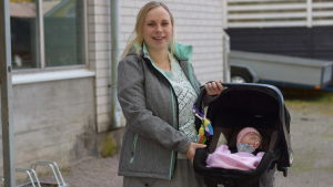 Lina Manelius säger att rådgivningarna i Raseborg ger bra information under personliga möten eller via telefon. Hon har aldrig blivit uppmanad att själv kolla upp något. Mamman Lina Manelius med dottern Nea i en bilstol.