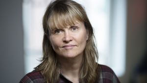 Nina Lykke har skrivit en underhållande och bitande satirisk roman om medelåldern. Den norska författaren Nina Lykke.