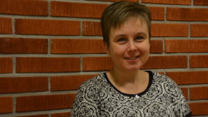 Annette Ström ser många fördelar med virtuellt program. kvinna invid tegelvägg