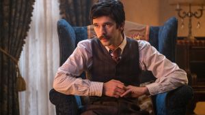 Borde ha ätit krumelurpiller. Den vuxna Michael Banks (Ben Whishaw) tampas med vuxenlivets samlade problem. Den vuxne Michael Banks (Ben Whishaw).