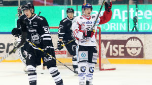 Santeri Haarala drar på sig Lejontröjan Santeri Haarala firar mål.