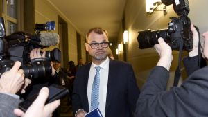 Statsminister Juha Sipilä (C) omringad av journalister innan regeringens krismöte den 15 januari. Juha Sipilä omringad av journalister 15.1.2019.
