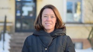 Professor Åsa von Schoultz säger att det är bra att börja med vilket parti som ligger närmast dina egna värderingar. professor Åsa von Schoultz på vintern utanför Statsvetenskapliga fakulteten i Helsingfors.