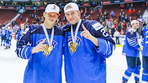Anton Lundell och Teemu Engberg var med i laget som vann guld i Junior-VM 2019. Teemu Engberg och Anton Lundell med sina JVM-guldmedaljer.
