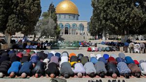 Muslimer som ber utanför Klippdomen vid Al-Aqsa i Jerusalem 22.3.2019 Muslimer som ber utanför Klippdomen vid Al-Aqsa i Jerusalem 22.3.2019