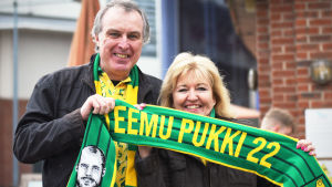 Paret Schwabe-Magill älskar Teemu Pukki. Helene Schwabe Magill och Philip Magill håller i en Teemu Pukki-halsduk.