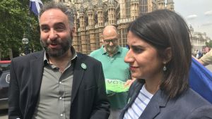 Scott Ainslie och Gulnar Hasnain är gröna toppkandidater i London. Gröna kandidater gör valkampanj.