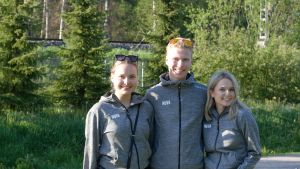 Astrid Holmström, Valter Mårtenson och Lotta Laakio är alla aktiva i Grankulla ungdomsfullmäktige, och har varit delaktiga i initiativet om klimatkompensering som skickats till stadsfullmäktige. Astrid Holmström, Valter Mårtenson och Lotta Laakio står i solen i Grankulla. De ler och är vända mot kameran
