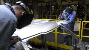 Ett upptrappat handelskrig skulle särskilt drabba amerikanska biltillverkare som får en stor del av sina komponenter från fabriker i Mexiko Ett upptrappat handelskrig skulle särskilt drabba amerikanska biltillverkare som får en stor del av sina komponenter från fabriker i Mexiko