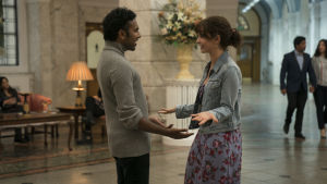 Jack (Himesh Patel) och Ellie (Lily James), den ena är kär den andra vill vara kompis. Jack (Himesh Patel) och Ellie (Lily James) träffas i en hotellobby.