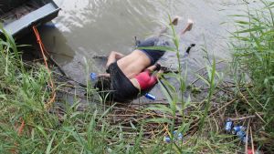 Den 25-åriga migranten Óscar Alberto Martínez Ramírez och hans knappt tvååriga dotter Valeria dog då de försökte ta sig över Rio Grande till USA.