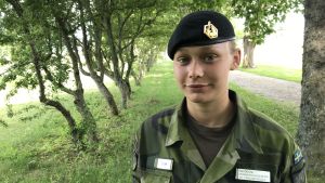 Ida Delin är skyttesoldat och laddar granatgevär. Nyligen utbildade hon sig också till stridssjukvårdare. Både hennes pappa och bror är officerare och därför vill hon också själv jobba inom det militära. Ida Delin