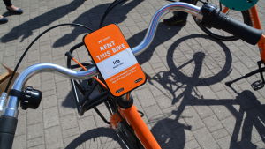 Borgå stad har som mål att få ut stadscyklarna redan under våren. Orange lånecykel med en bricka som visar att den heter Ida.