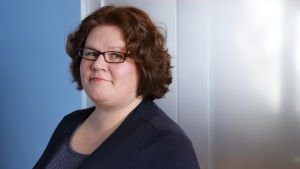 Suss Åhman säger att det kan vara enormt befriande att kunna diskutera sex anonymt. Suss Åhman poserar mot en blå bakgrund.