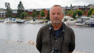 Pekka Rusanen. Skarven har till och med observerats i Borgå å. Man står med en kikare runt halsen vid Borgå å.