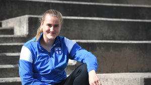 Elli Pikkujämsä landslagsdebuterade i en träningsmatch i våras. I höst har hon chansen att göra kvaldebut. Elli Pikkujämsä ler.