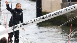 Thunberg på fartyget som tog henne från Plymouth i Storbritannien över Atlanten till New York i USA. Greta Thunberg på en båt som anländer till New York.