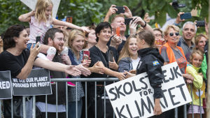 Greta Thunbergs skolstrejker för klimatet och de miljoner som följt hennes exempel går till historien som en av årtiondets största politiska rörelser. Greta Thunberg träffar människor när hon kommer till New York.