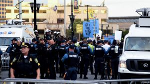 Polisen var på plats när demonstranter krävde rent vatten i en demonstration i Newark den 26 augusti. Newarkbor demonstrerar på grund av bristen på rent dricksvatten.
