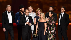 Craig Mazin har skrivit manuset till serien Chernobyl. Chernobyl-teamet uppe på scen under Emmygalan 2019.