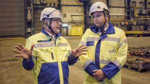 Jyrki Heinimaa och Antti Kaikkonen. Jyrki Heinimaa och Antti Kaikkonen samtalar under varvsbesöket.