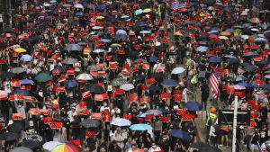 Protesterna i Hongkong 2019 Demonstranter tågade med paraplyer under den otillåtna marchen från Causeway Bay till Admiralty.