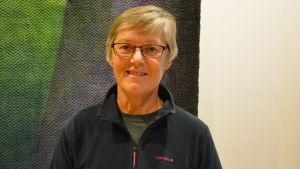 Maj Björk jobbade 37 år som gymnastiklärare. En äldre dam med glasögon ser in i kameran.